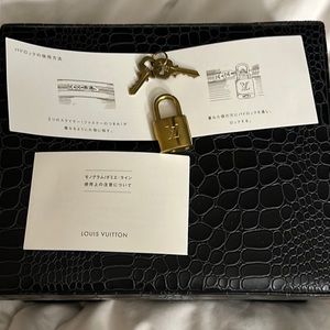 NWT COMPLETE ORIGINATION PKG LV Louis Vuitton PARIS 320 LOCK 2 KEYS PPWK